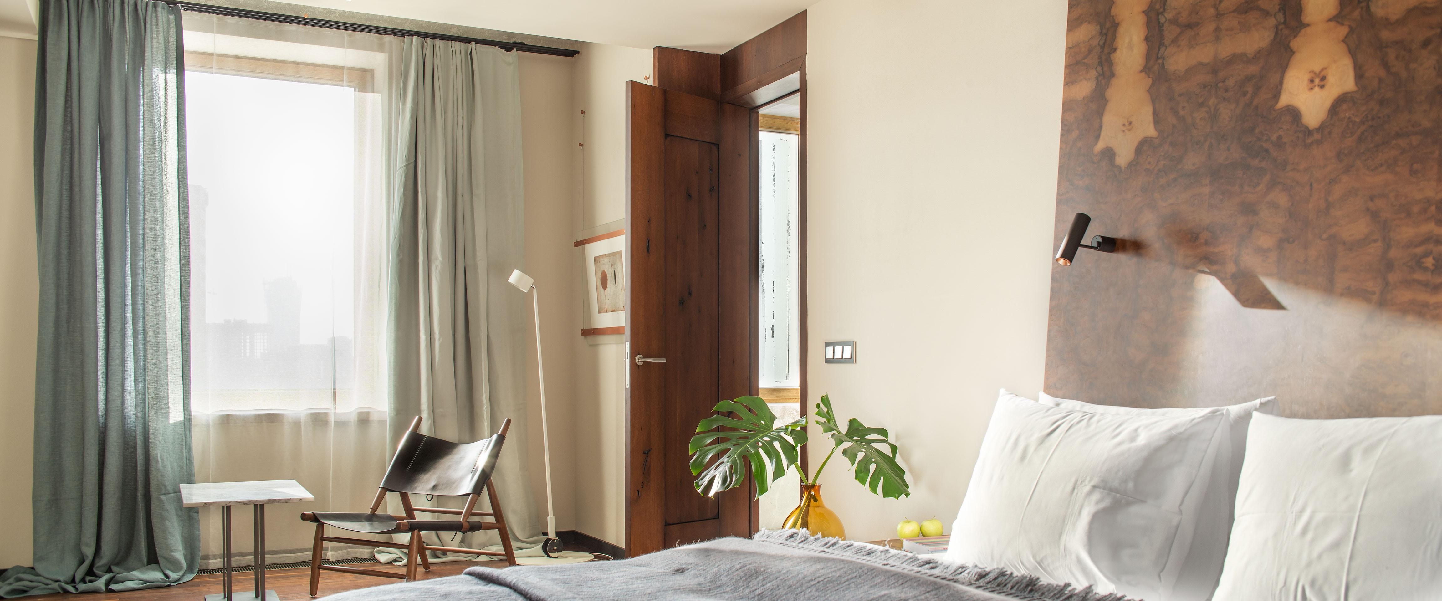 Hotel Warszawa Exterior photo A bedroom with a door open